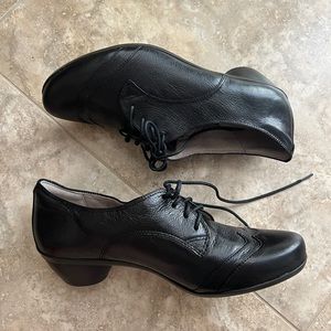 NWOT Naturalizer laced heeled black leather shoes